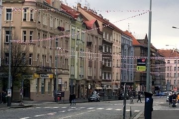 Vlajková výzdoba na oslavy 100 let republiky v ulici Dejvicka na Praze 6