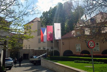 Kompletní realizace stožárů a vlajek pro hotel Mandarin v Praze