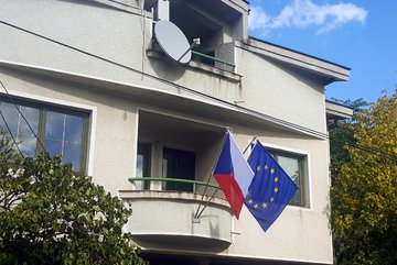 Vlajková výzdoba na zastupitelském úřadu MZV  - ČR , Skopje Makedonie